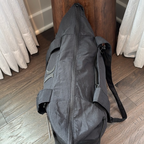 Hurley Horizon Shopper tote,zip top in/out pockets,removable crossbody strap - Picture 8 of 16